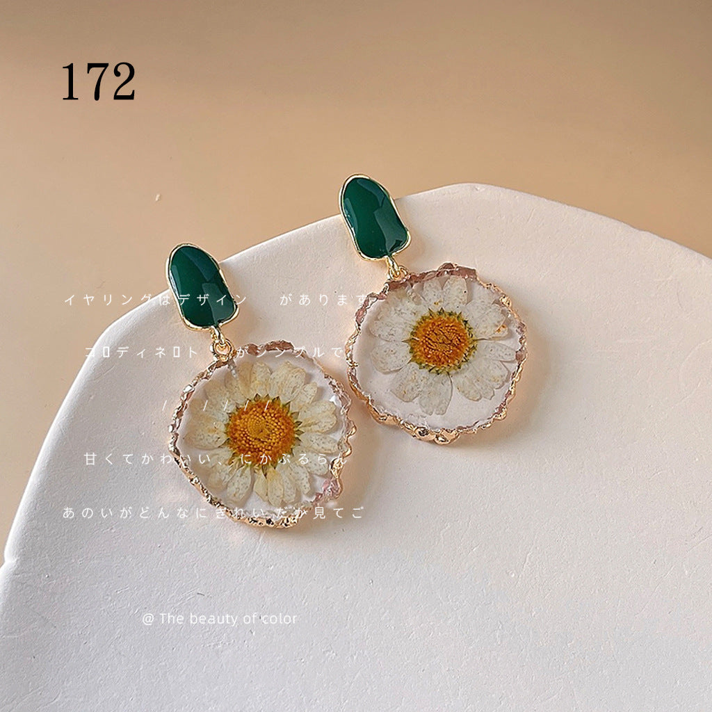 Venta al por mayor Pendientes de aleación de flores preservadas de margaritas chapadas en 14K